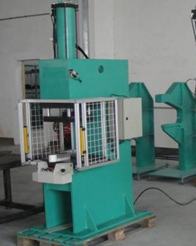汽車行業(yè)如何運(yùn)用鉚接機(jī)提高組件質(zhì)量和生產(chǎn)效率？